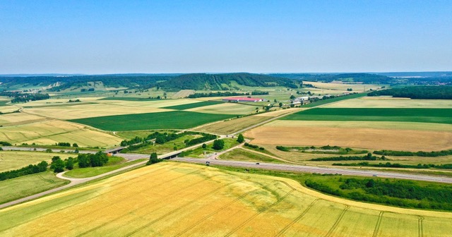 Paysage agricole français et route rurale
