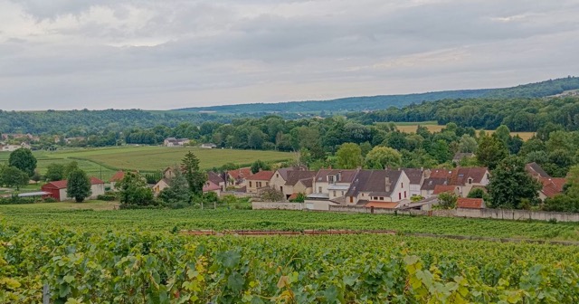 Village et campagne française verdoyante
