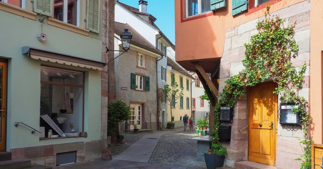 Ruelle traditionnelle d’un village alsacien